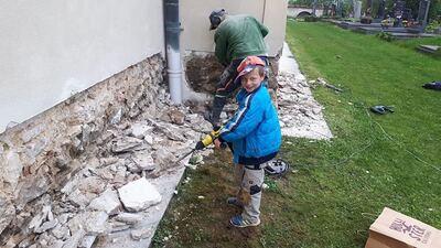 Abschlagen des Putzes im Sockelbereich