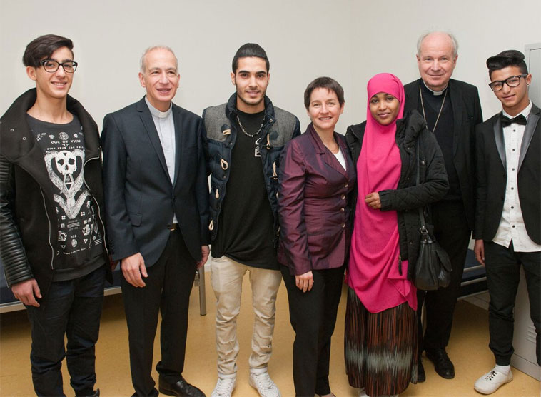 Nach zweijährigen Umbauarbeiten eröffnete Kardinal Schönborn das neue Asylwerber-Heim der Erzdiözese Wien.