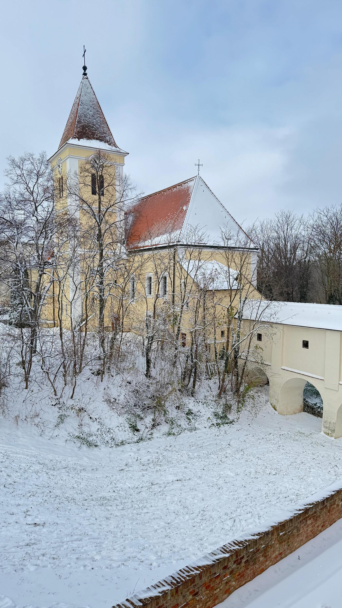 Kirche Asparn mit Schnee