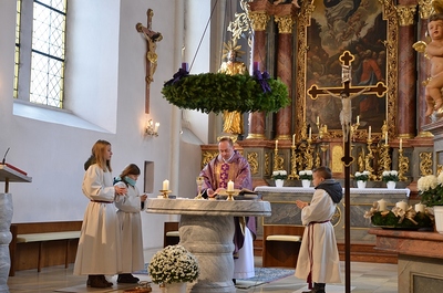 Pater Liviu segnet den Adventkranz der Pfarrkirche