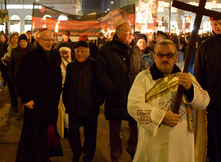 Traditioneller Fackelzug für verfolgte Christen in der Wiener Innenstadt.