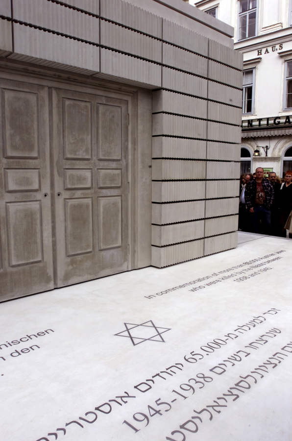 'Mahnmal f?r 65.000 ermordete Juden' am Judenplatz in Wien von Rachel Whiteread.Franz Josef Rupprecht, A-7123 M?nchhof; Bank: Raika M?nchhof (BLZ 33054), Kto.: 17.608