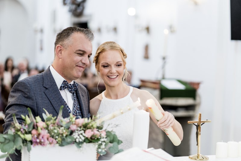 In der katholischen Kirche ist die Ehe ein Sakrament, also ein Zeichen, dass sich die Eheleute gegenseitig spenden. Im Sakrament der Ehe wird gefeiert, dass Gottes Treue in der Liebe zweier Menschen sichtbar wird. Gott schenkt im Sakrament den Eheleu