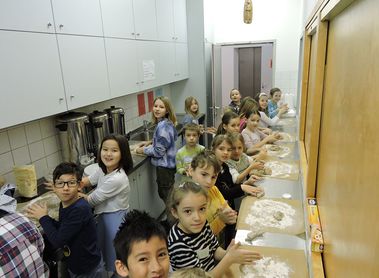 Die Kinder backen Brot