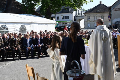 Pater Nicholas feierte Gottesdienst und segnete das neue Einsatzfahrzeug