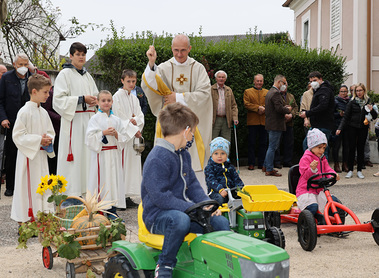 Im Anschluss an die Erntedankmesse segnet P. Michael auch die Früchte die die Kinder mit ihrem Fahrzeugen zur Kirche brachten. 