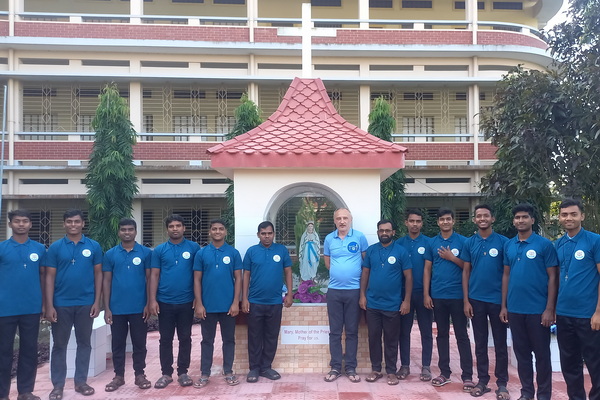 Pfarrer Michael mit den Priesterkandidaten