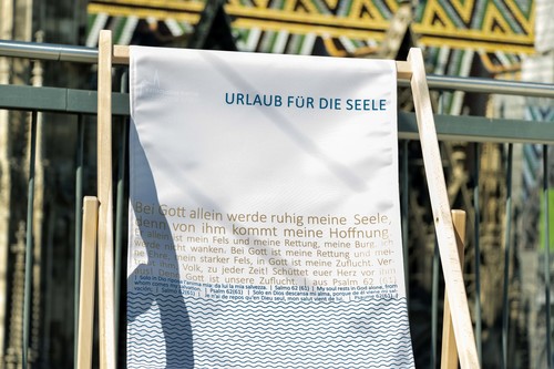 Urlaub für die Seele = sommer + offene Kirche (+ ev. mit einem Liegestuhl einladend geschmückt) 
