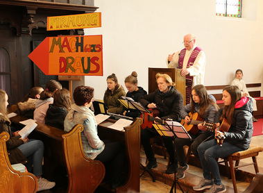 Eine Musikgruppe aus den Reihen der Firmkandidaten hat die musikalische Gestaltung der Messe übernommen. 