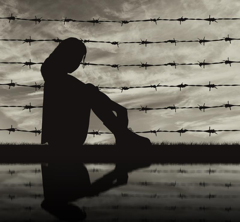 Irakerin vor Stacheldraht