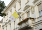 Die päpstliche Fahne weht vom Balkon der Apostolischen Nuntiatur