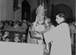 An einem provisorische Volksaltar feiert Kardinal König im Mai 1968 in Hohenruppersdorf den Visitationsgottesdienst.