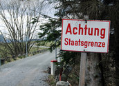 Schild Achtung Staatsgrenze/bilderbox.com