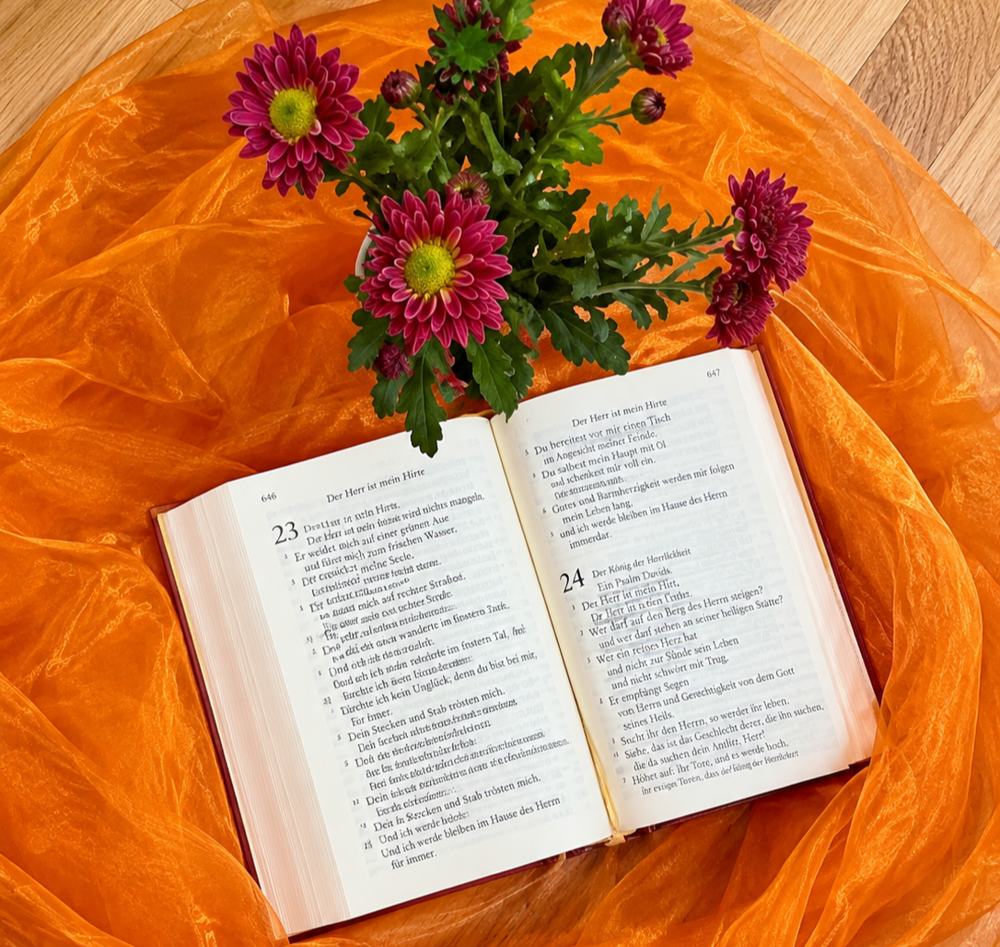 Bibel und Blumen auf einem Tuch