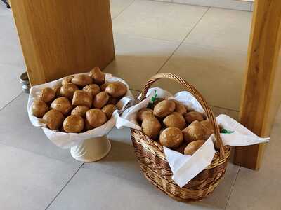 Firmlinge gestalten Gottesdienst und verteilen Minibrote in Zwentendorf