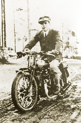 Franz JŠgerstŠtter auf einem Motorrad 1921.© Franz Josef Rupprecht; A-7123 Mšnchhof; Bank: Raiffeisenbank Mšnchhof (BLZ 33054), Kto.-Nr.: 17.608