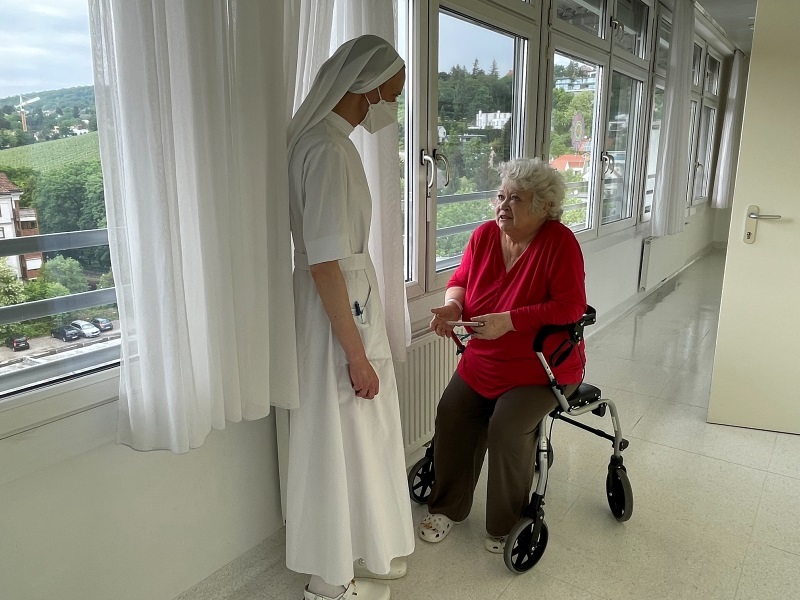 Krankenhausseelsorgerin im Gespräch mit einer Patientin