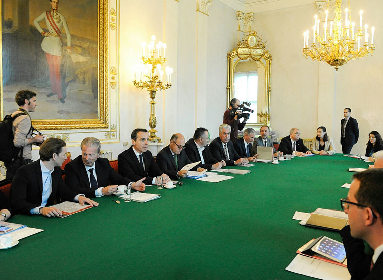 Neues Arbeitsübereinkommen der SPÖ-ÖVP-Koalition enthält Pläne für Burkaverbot im öffentlichen Raum - Exekutive, Richter und Staatsanwälte sollen zu religiös neutralem Auftreten verpflichtet werden.