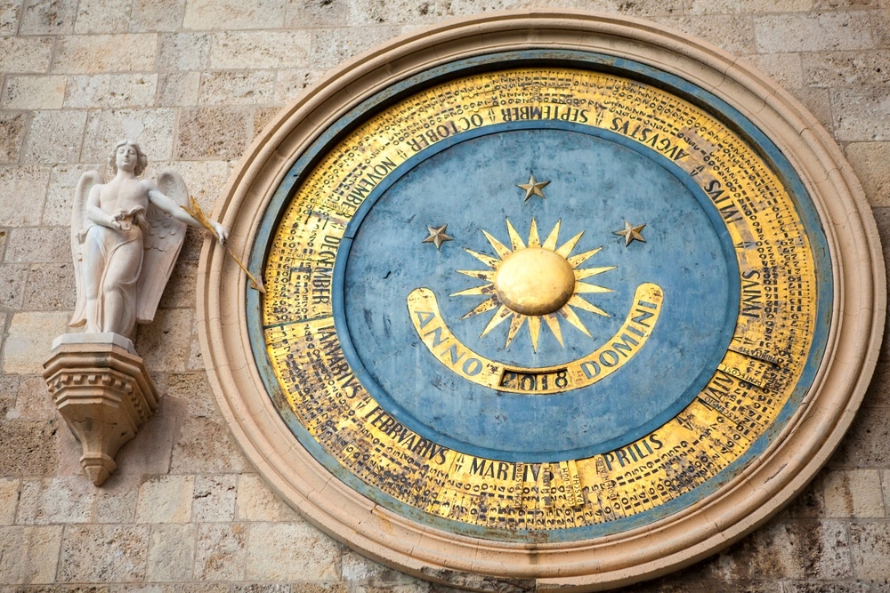 Die antike ewige astronomische Uhr der Kathedrale von Messina mit dem Perpetual Kalender auf dem Glockenturm, der Heiligen Maria, Sizilien gewidmet ist. Italien