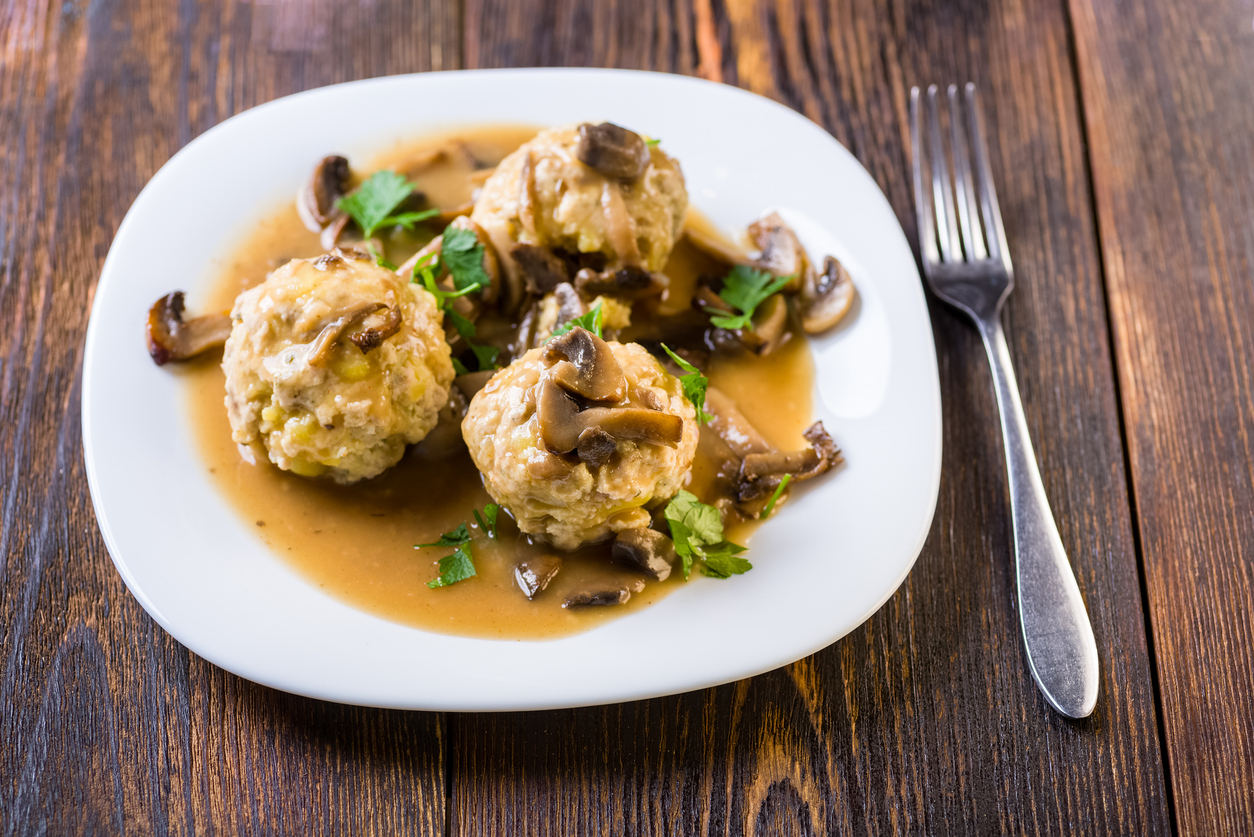 Champignonknödel auf Gemüse a la Creme