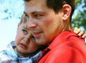 Vater mit Kind, das weint / bilderbox.com