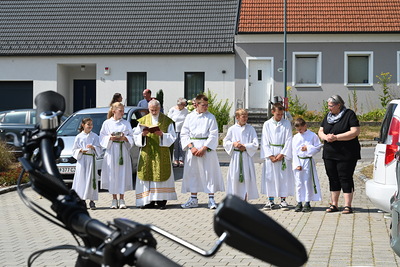 Pater Norbert Kalcher feierte Gottesdienst und segnete die Fahrzeuge