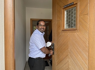 Pater Sagai freut sich über das Wiedersehen 