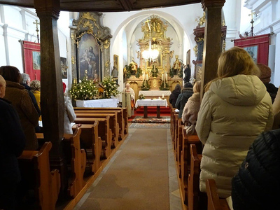 Pater Schwarzl feiert den Gottesdienst