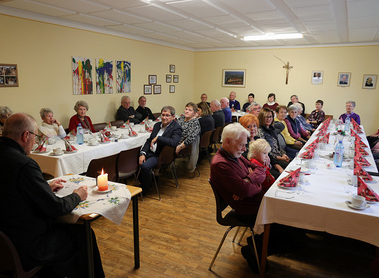 Seniorenadventfeier 2025 / Christian ANDRE Pfarrer P. Michael Fritz und einige Pfarrgemeinderäte trugen Advent- und Weihnachtsgeschichten vor