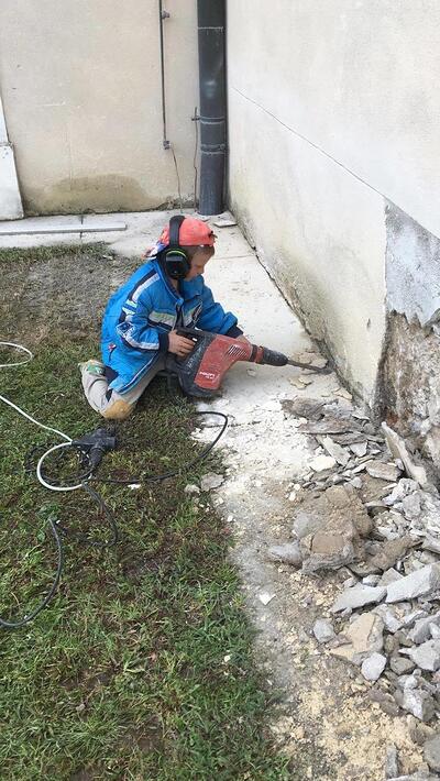 Abschlagen des Putzes im Sockelbereich