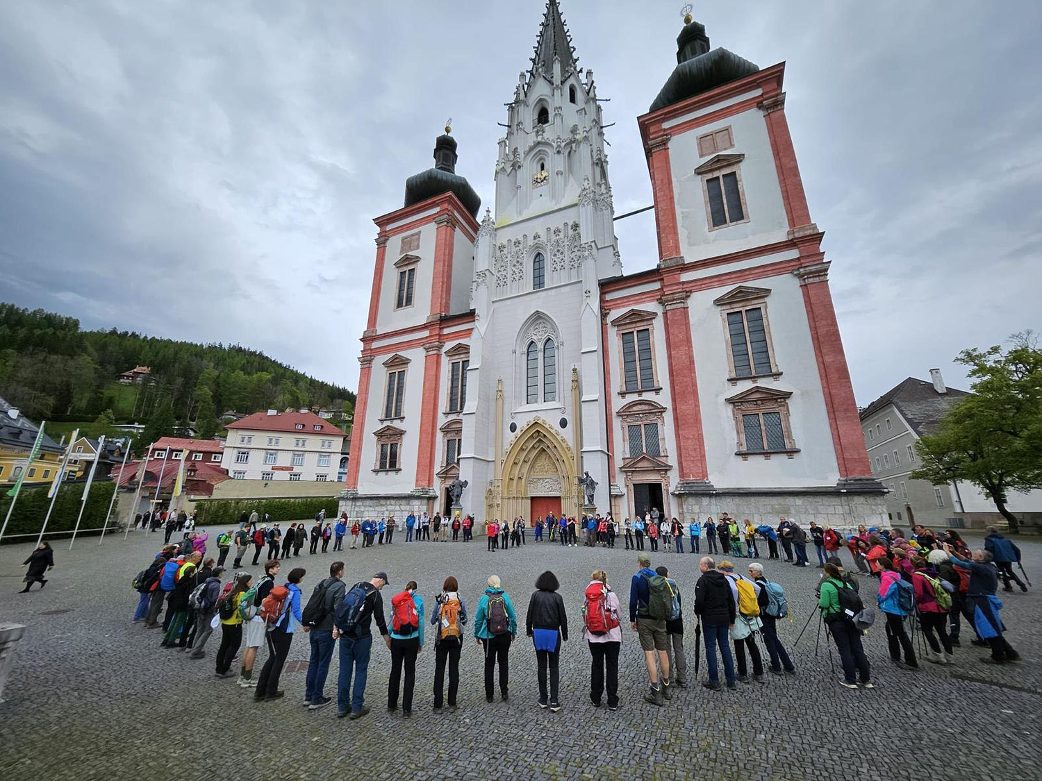Große Wallfahrt / Pfarre Perchtoldsdorf Personenkreis vor Basilika Mariazell