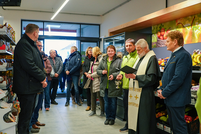 Eröffnungsfeier Nahversorger mit Segnung durch Pater Norbert