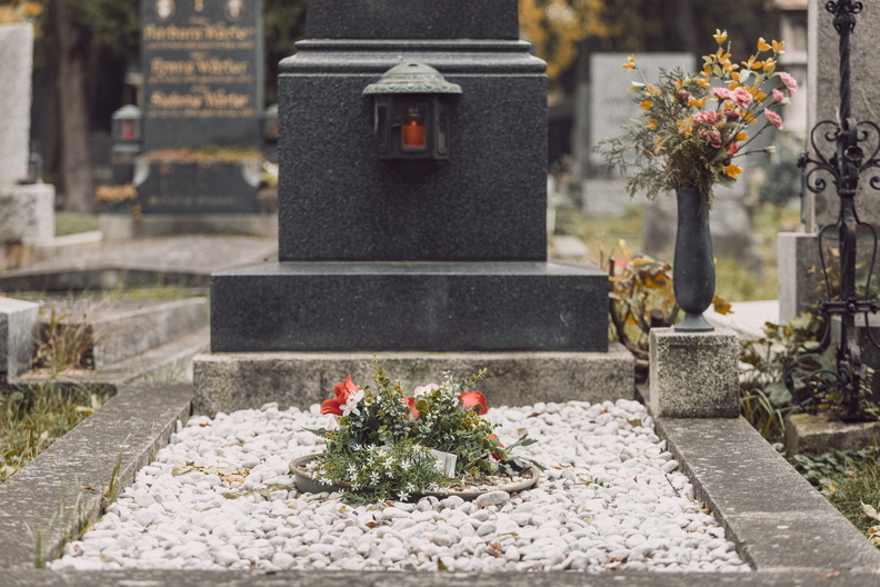 Licht ist ein Symbol in allen Kulturen und Religionen. Im Christentum ist die Osterkerze Vorbild für alle anderen brennenden Kerzen und Symbol für Christi Sieg über den Tod und die Finsternis des Bösen. Die brennende Kerze steht auch für die Fürbitte