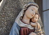 Mutter-Gottes-Statue im Turm