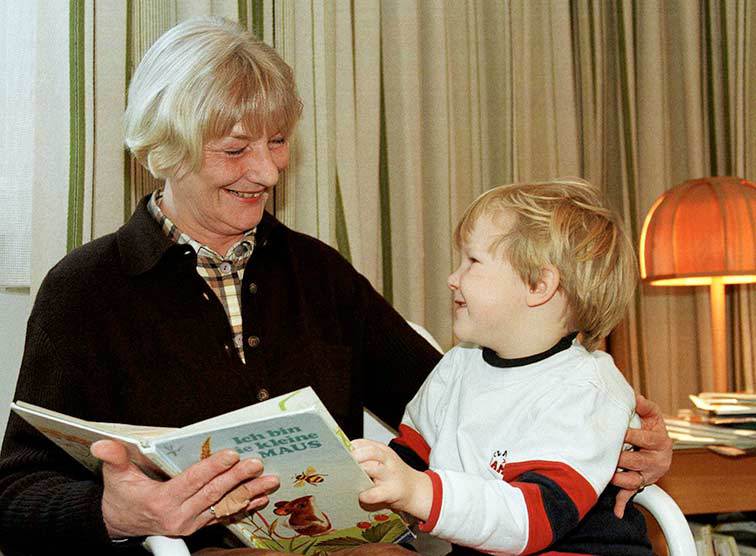 Oma und Enkel