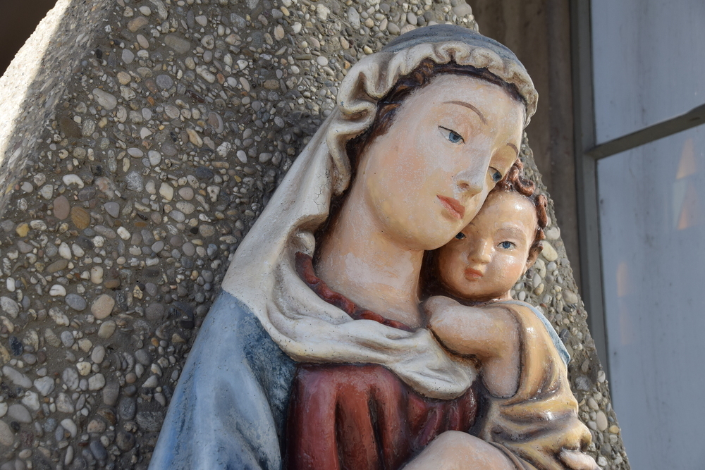 Mutter-Gottes-Statue im Turm