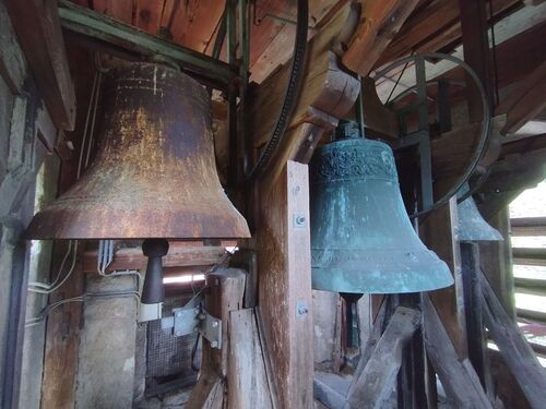 Glocken im Kirchturm der Kirche von Kaltenleutgeben