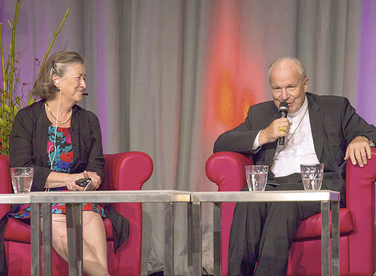 Eleanor Mumford im Gespräch mit Kardinal Christoph Schönborn