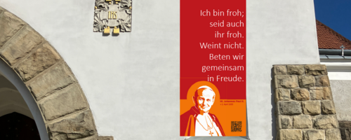 Banner an der Kirche