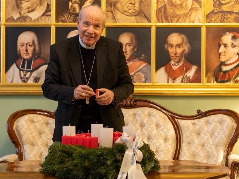 Diakonie-'Adventkranz der Hoffnung' für Kardinal Schönborn