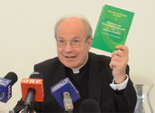 Kardinal Schönborn mit dem Hirtenwort der Bischöfe/kathbild.at/rupprecht