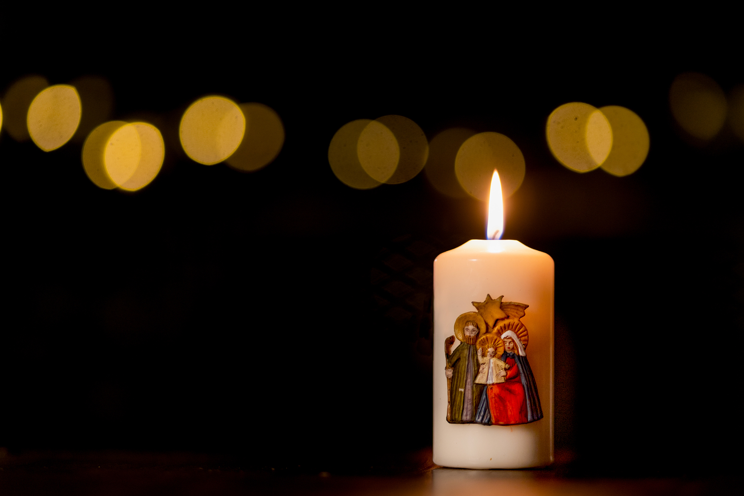 Licht ist ein Symbol in allen Kulturen und Religionen. Es schenkt Geborgenheit und besiegt die Dunkelheit. Im Christentum ist die Osterkerze Vorbild für alle anderen brennenden Kerzen und Symbol für Christi Sieg über den Tod und die Finsternis des Bö