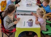 Unsere Jüngsten malen und beschnuppern sich ...