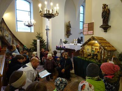 Krippenandacht in der Kirche in Ameis