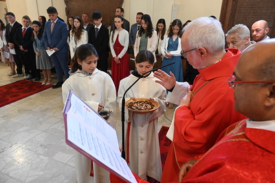 Msgr. Franz Schuster spendete 22 Jugendlichen das Firmsakrament