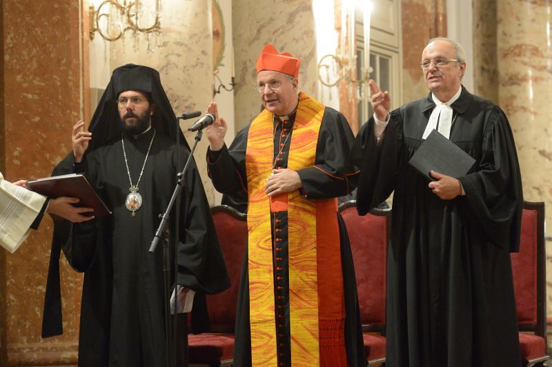 Metropolit Arsenios Kardamakis, Kardinal Christoph Schönborn und der evangelische Bischof Michael Bünker sprechen gemeinsam eine Segensgebet.