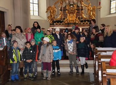 Unsere Erstkommunionkinder mit den Tischmüttern