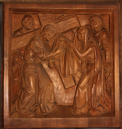 6. Station: Veronika reicht Jesus das Schweißtuch.