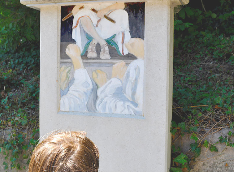 Wir besuchen in Mödling einen Kreuzweg, der so ganz anders ist, als die meisten anderen.