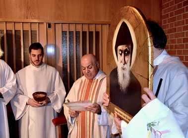 P. Malek Abou Tanous bei der Segnung des Heiligenbildes